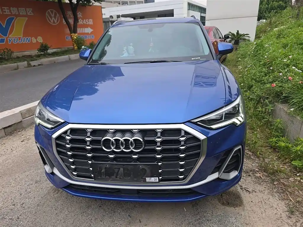 AUDI Q3