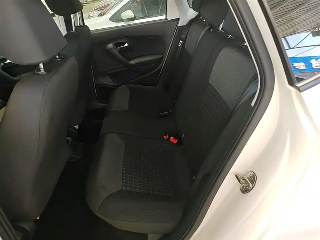 Volkswagen Polo 2016 1.6L Automatic Comfort фото 17