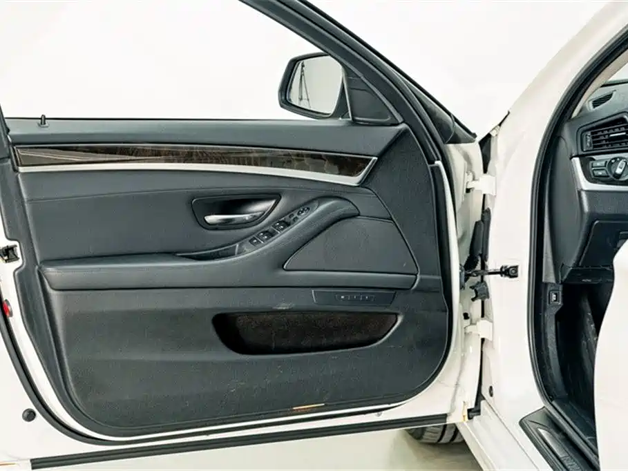 BMW 5 Series 2014 525Li Leading фото 18