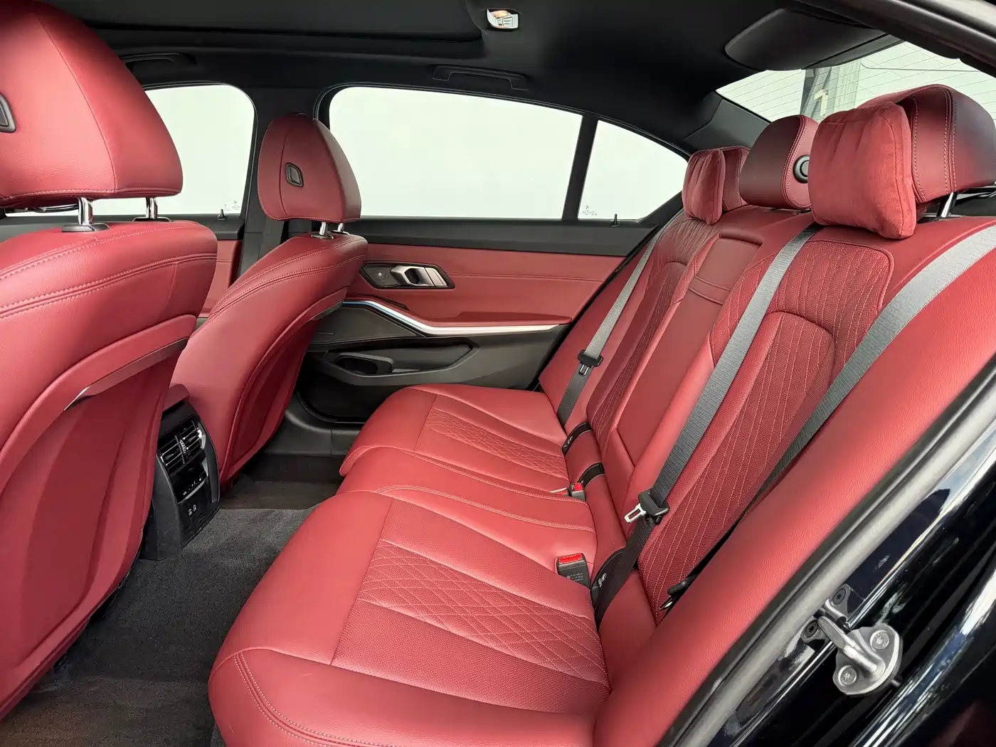 BMW 3 Series 2025 330Li Premium M Sport Night Edition фото 6