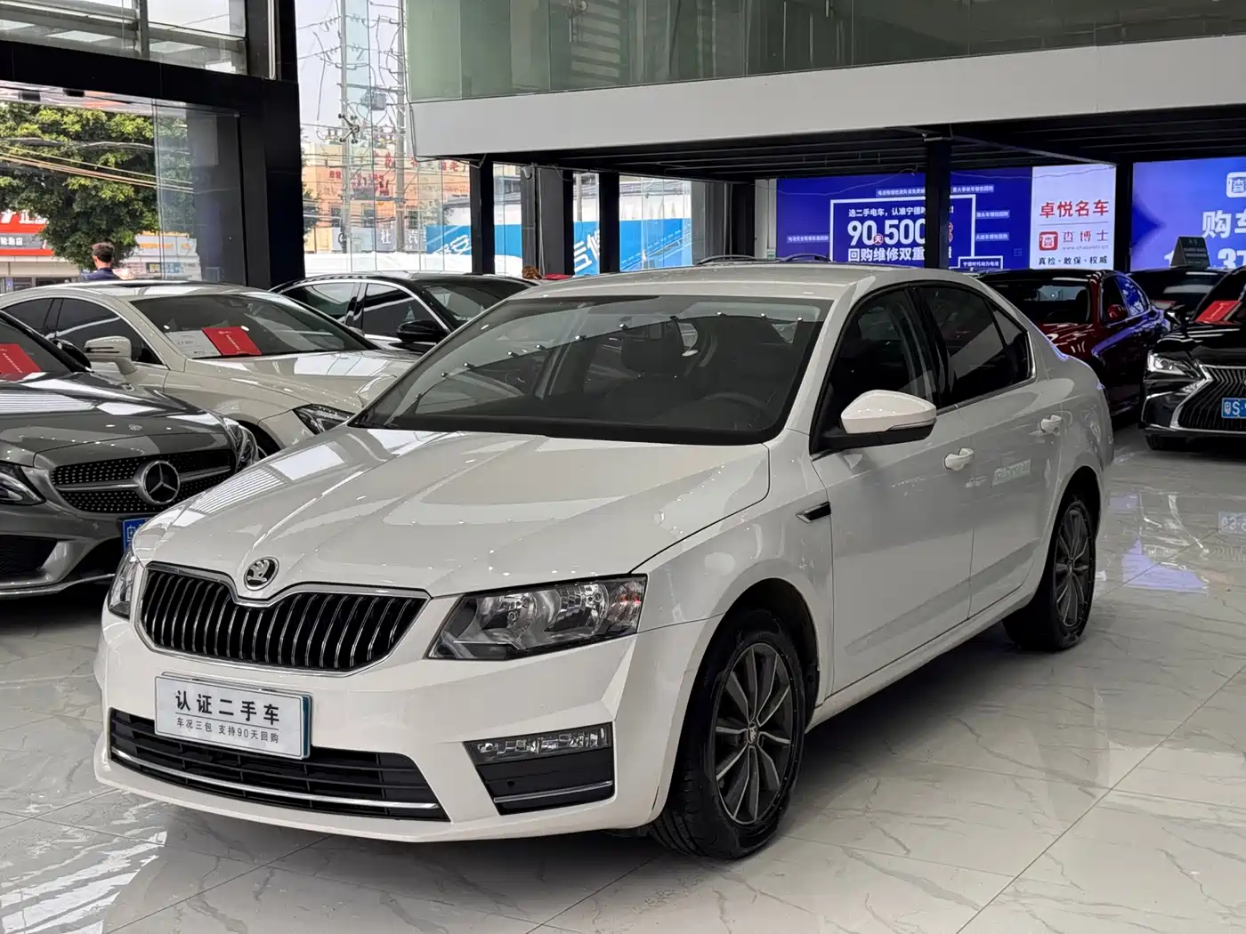 Škoda Octavia 2017 1.6L Automatic Pioneer Edition фото 2