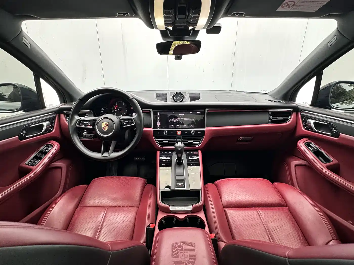 PORSCHE MACAN