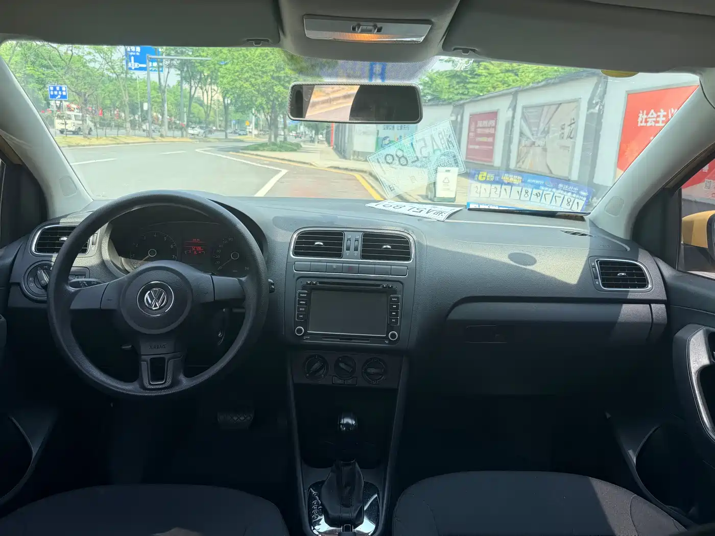 Volkswagen Polo 2011 1.6L Automatic Cool Edition фото 10