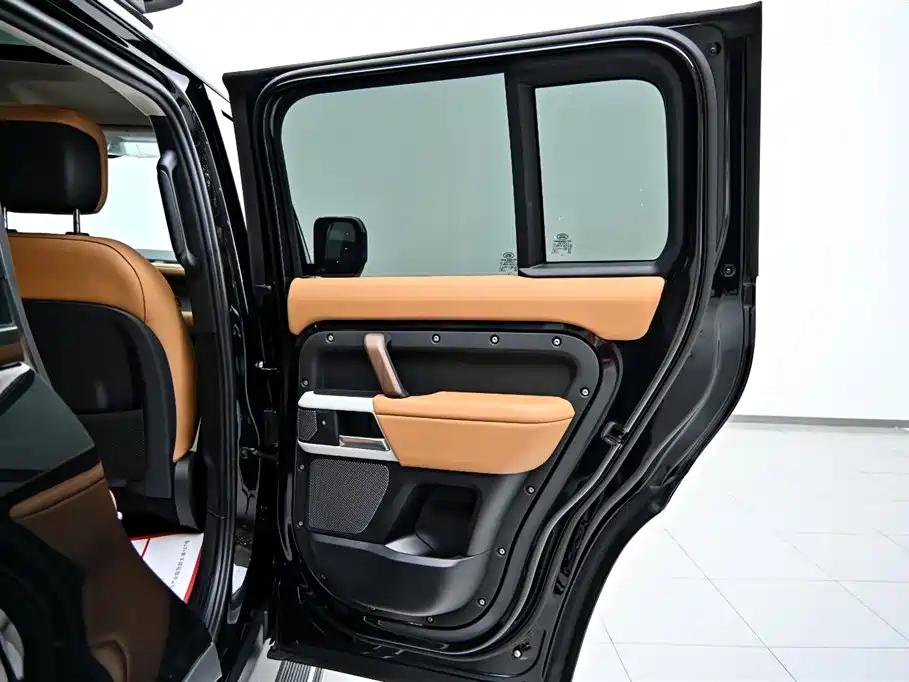 Land Rover Defender 2024 110 3.0T P400 Dark Special Edition фото 22