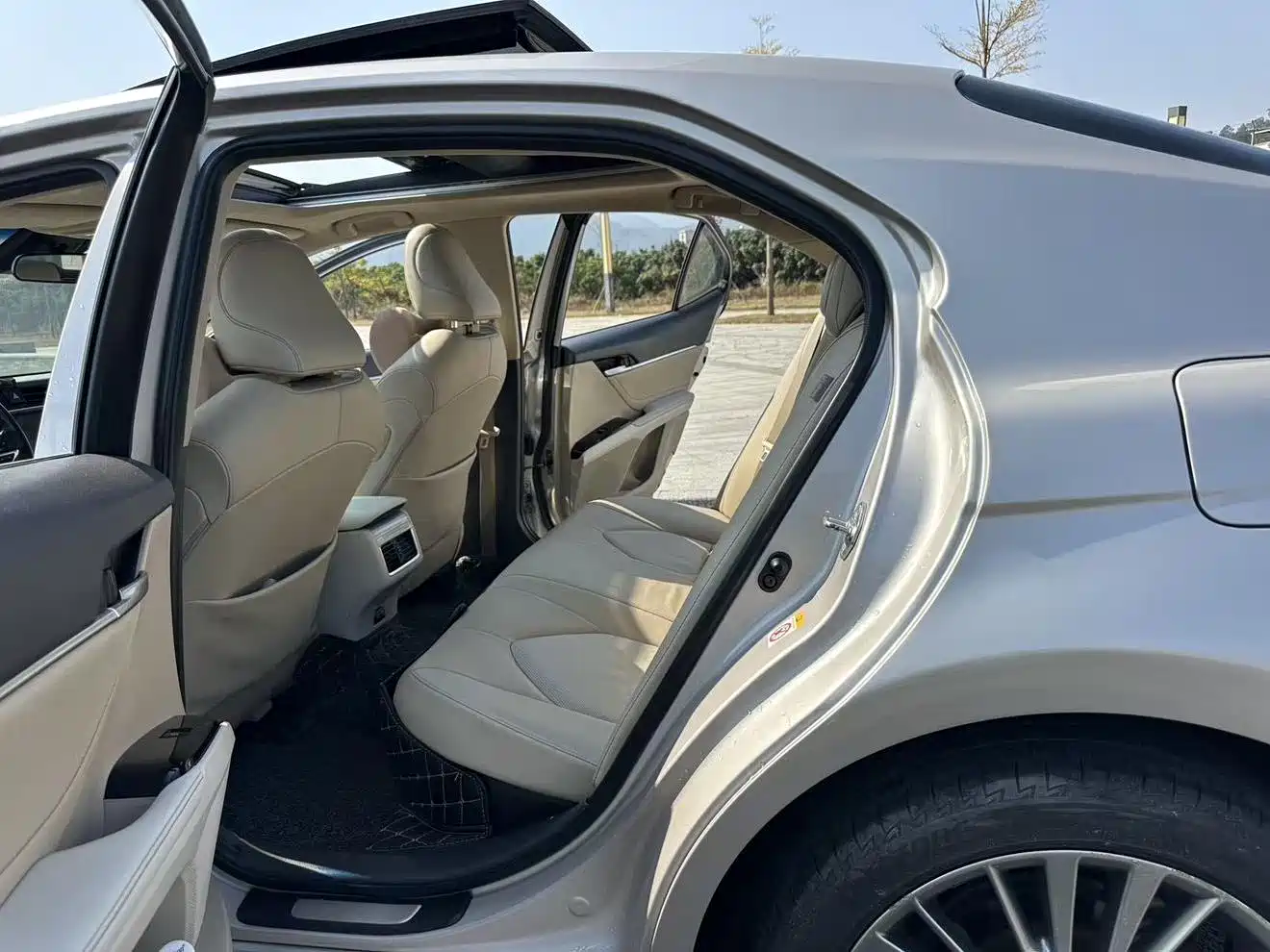 Toyota Camry 2018 Hybrid 2.5HG Luxury Edition фото 23