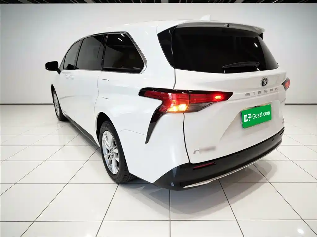 Toyota Sienna 2023 2.5L Hybrid Luxury Edition фото 5