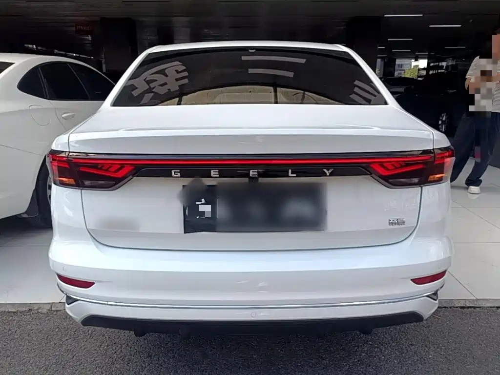 Фото 6 - Geely Emgrand