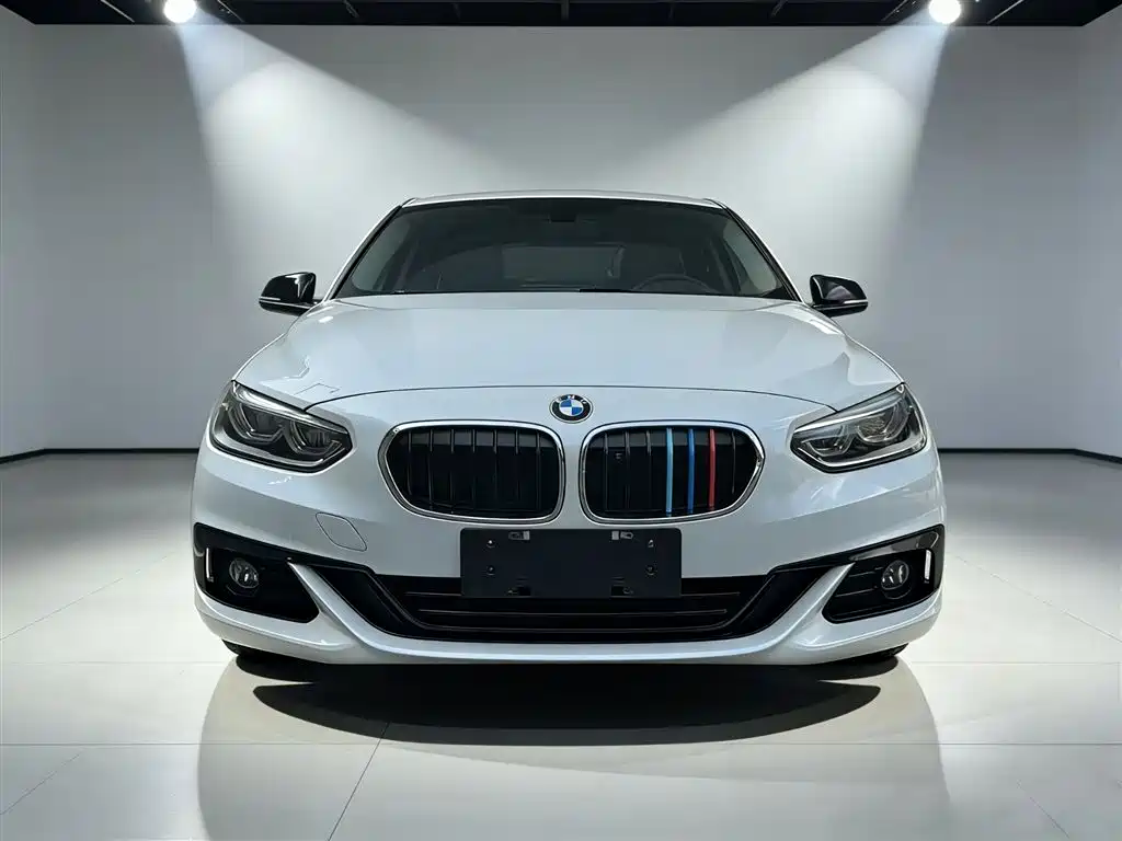 BMW 1 Series 2018 118i Sport Edition фото 12