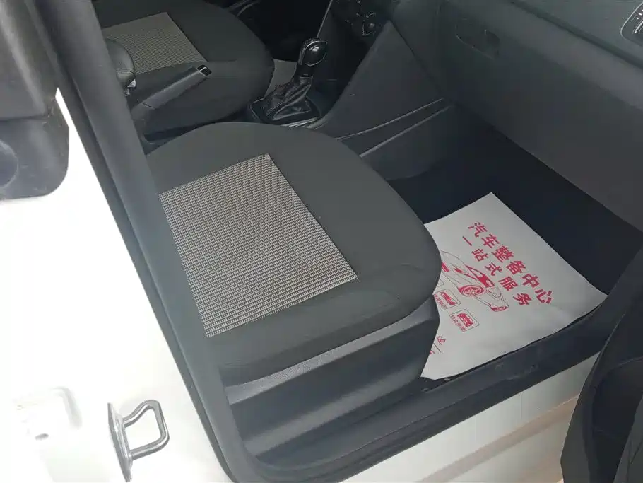 Volkswagen Polo 2016 1.4L Automatic Trend фото 8