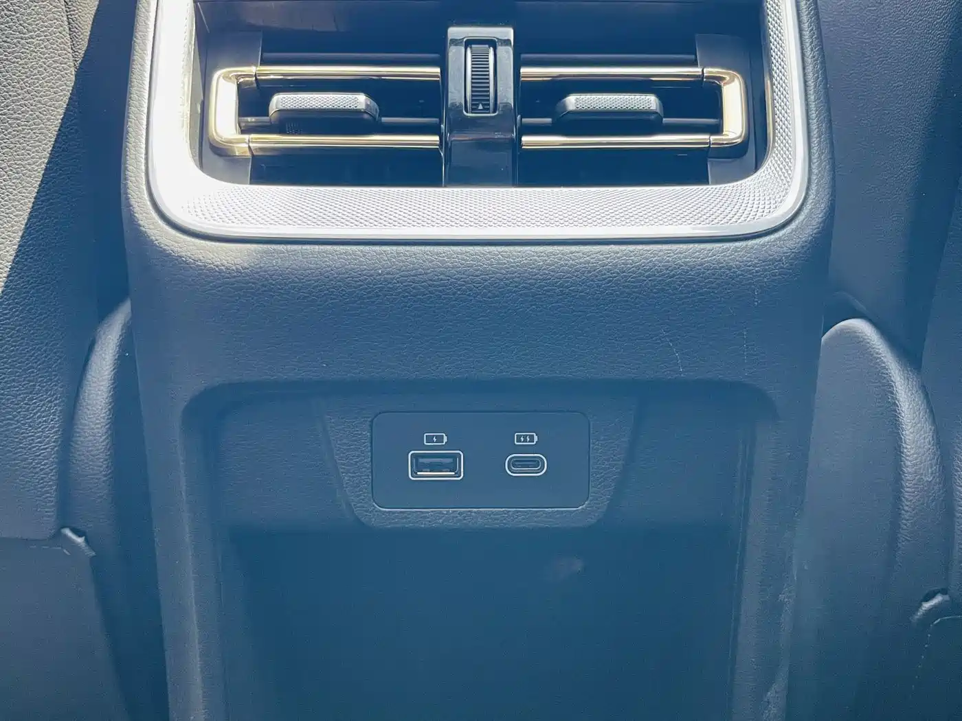 Hongqi H5 2024 1.5T DCT Smart Connect Flag Rhythm Edition фото 15
