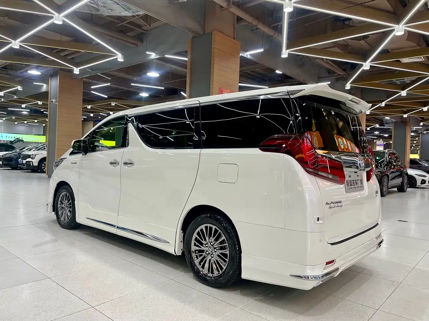 Toyota Alphard 2020 Hybrid 2.5L Premium Edition фото 3