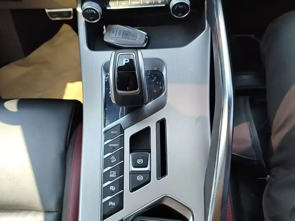Фото 14 - Geely Coolray