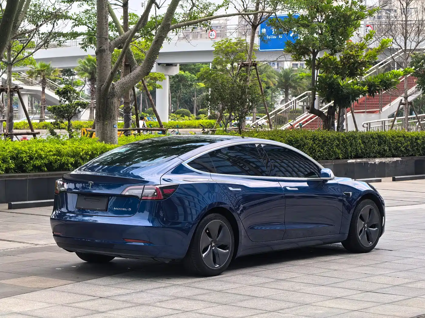 TESLA MODEL 3