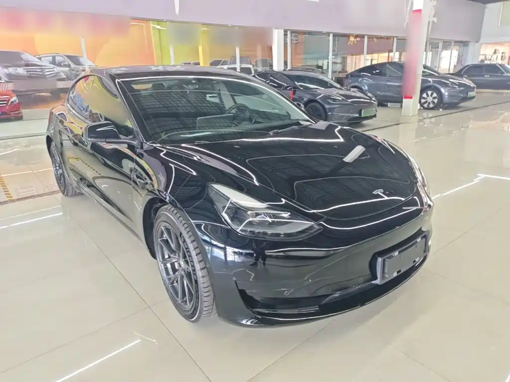 Фото 4 - Tesla Model 3