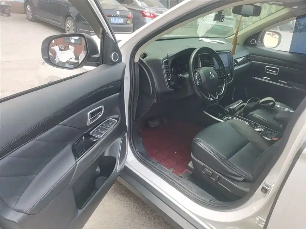 MITSUBISHI OUTLANDER