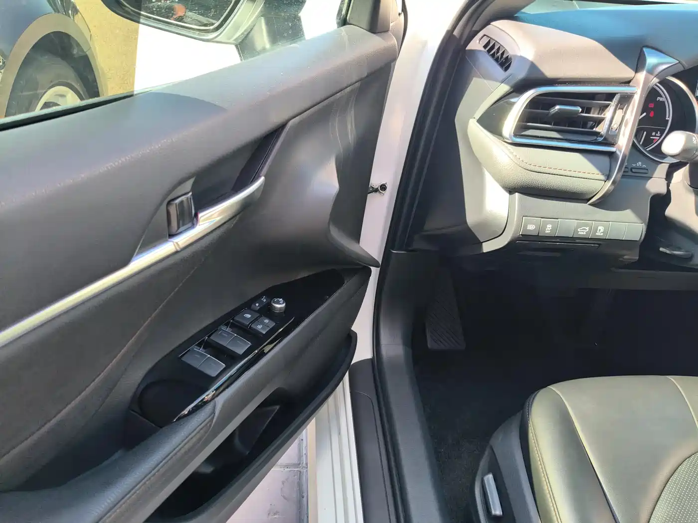 Toyota Camry 2023 Hybrid 2.5HGVP Leading Edition фото 10