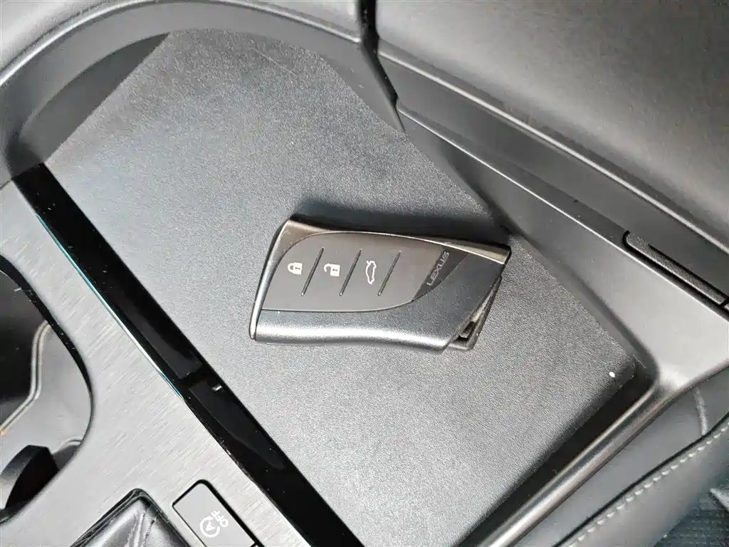 Lexus ES 2023 200 Excellence Edition фото 9