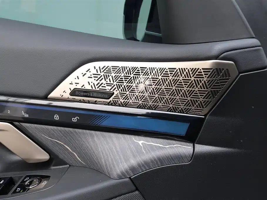 BMW 5 Series 2025 530Li Premium M Sport Package фото 16
