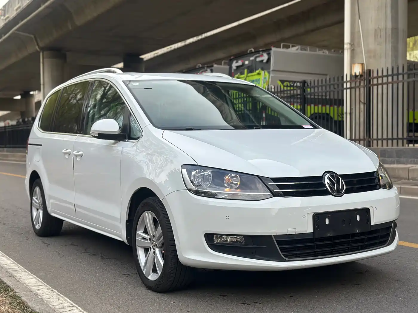 Volkswagen Sharan 2018 380TSI Comfort 7-Seater фото 3