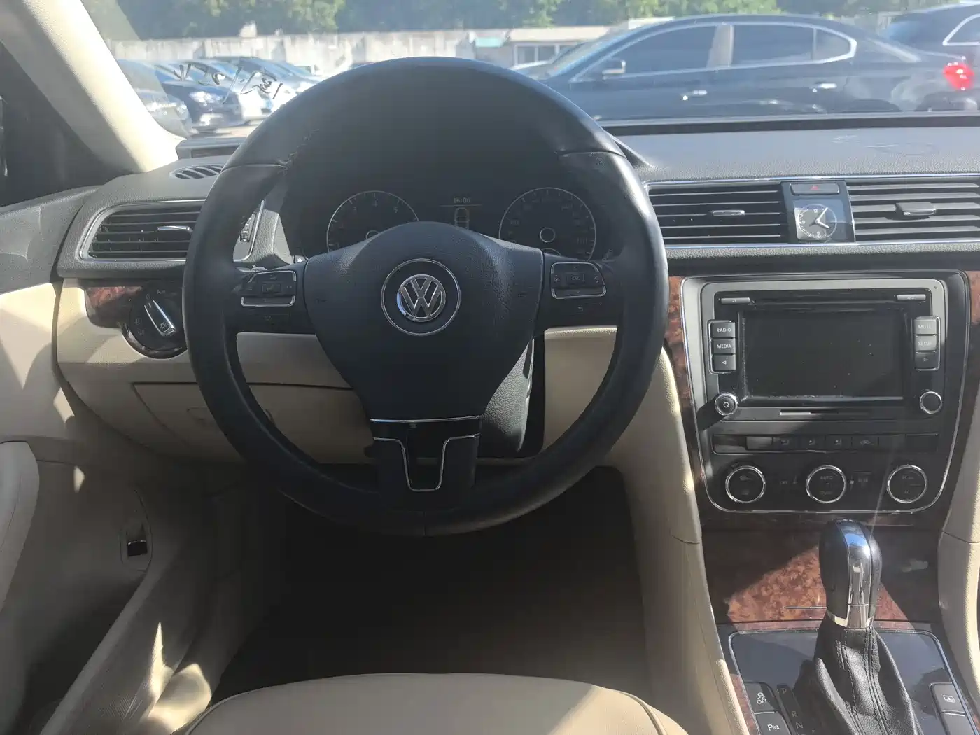 Volkswagen Passat 2011 1.8TSI DSG Royal Edition фото 8