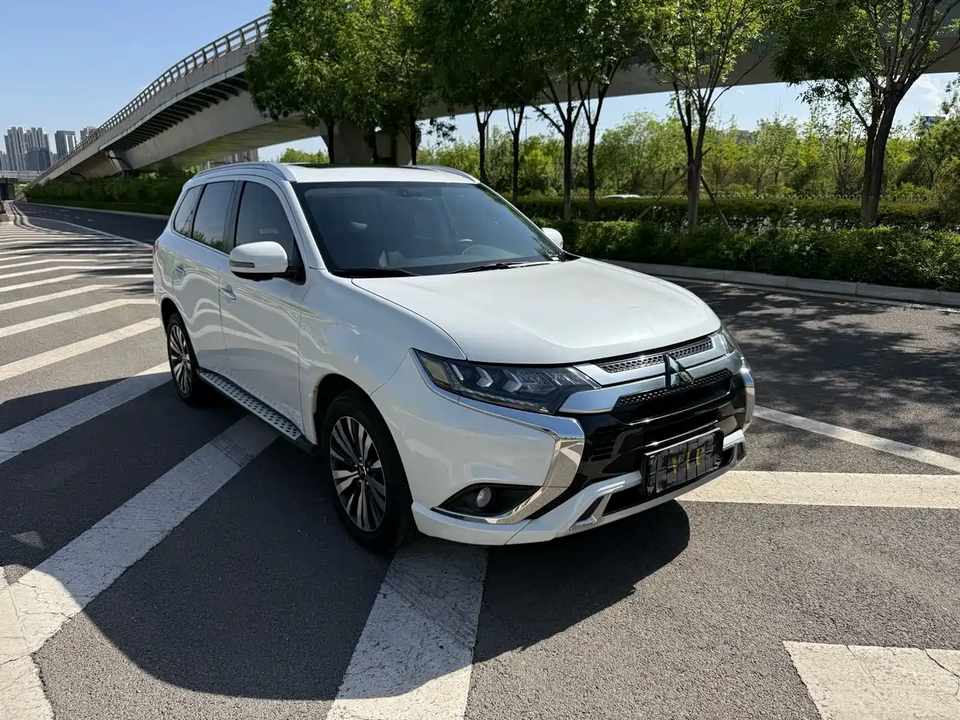 Mitsubishi Outlander 2021 2.4L 4WD Deluxe Edition 7-Seater фото 3