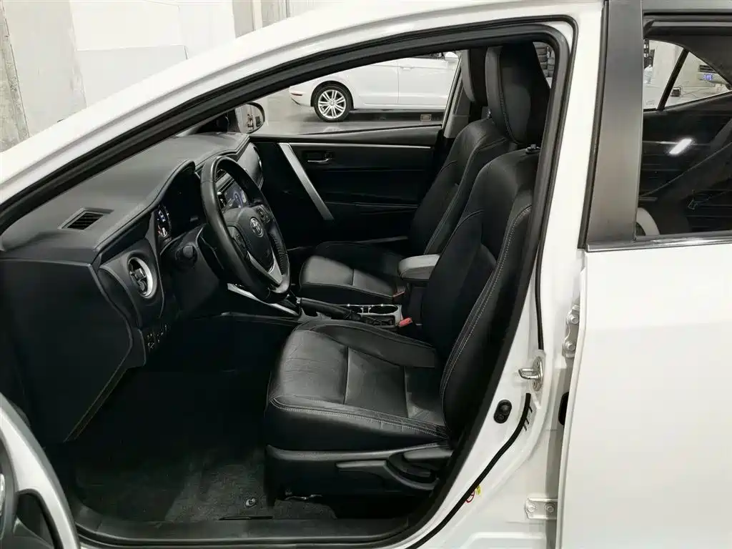 Toyota Corolla 2018 Hybrid 1.8L E-CVT Smart Edition фото 10