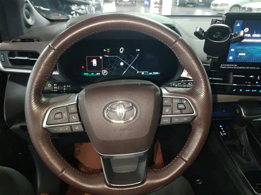Toyota Granvia 2022 Model Year 2.5L Hybrid Flagship Edition фото 3