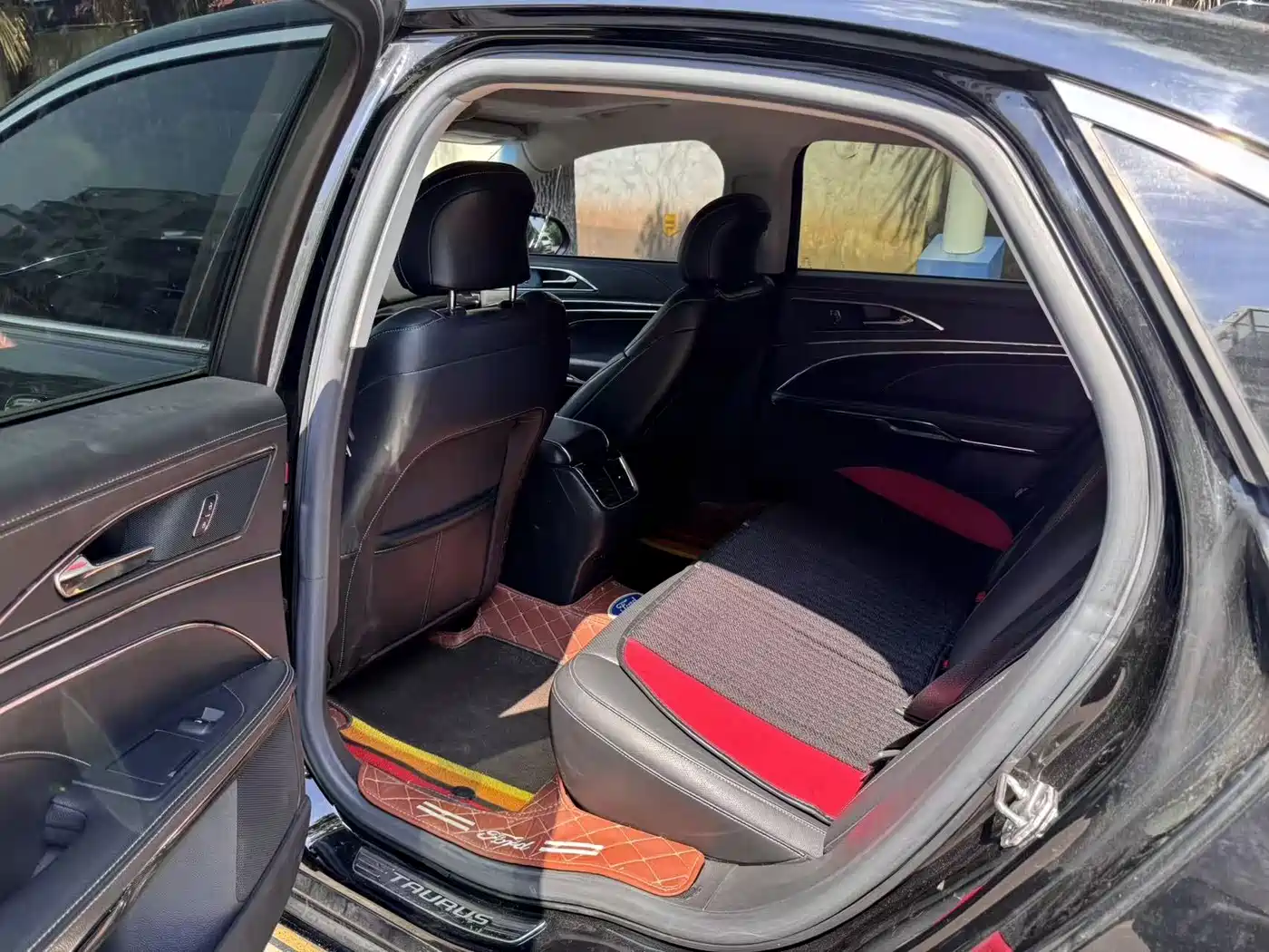 Photo 7 - Ford Taurus