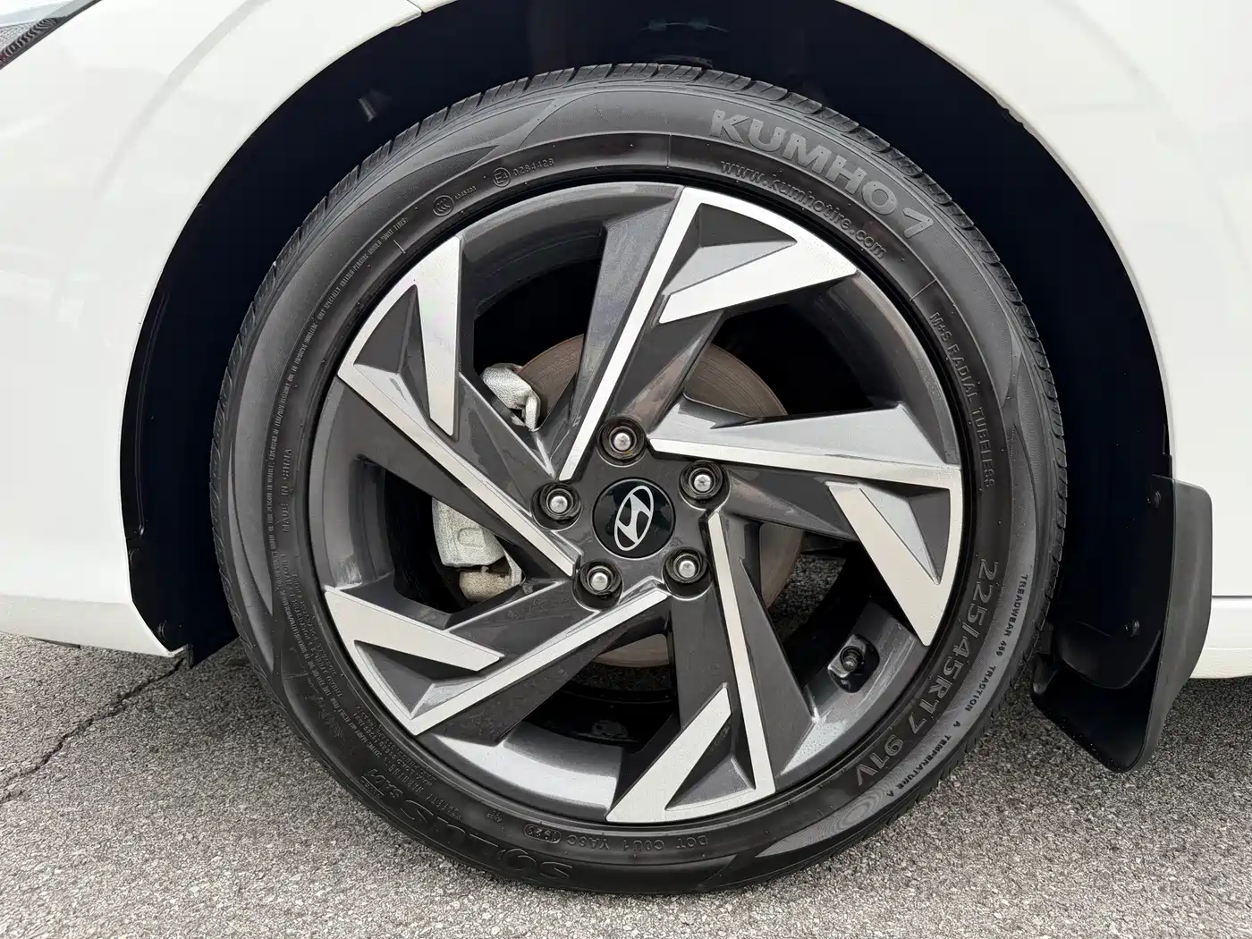 Hyundai Elantra 2023 Model 1.5L CVT LUX Premium Edition фото 25