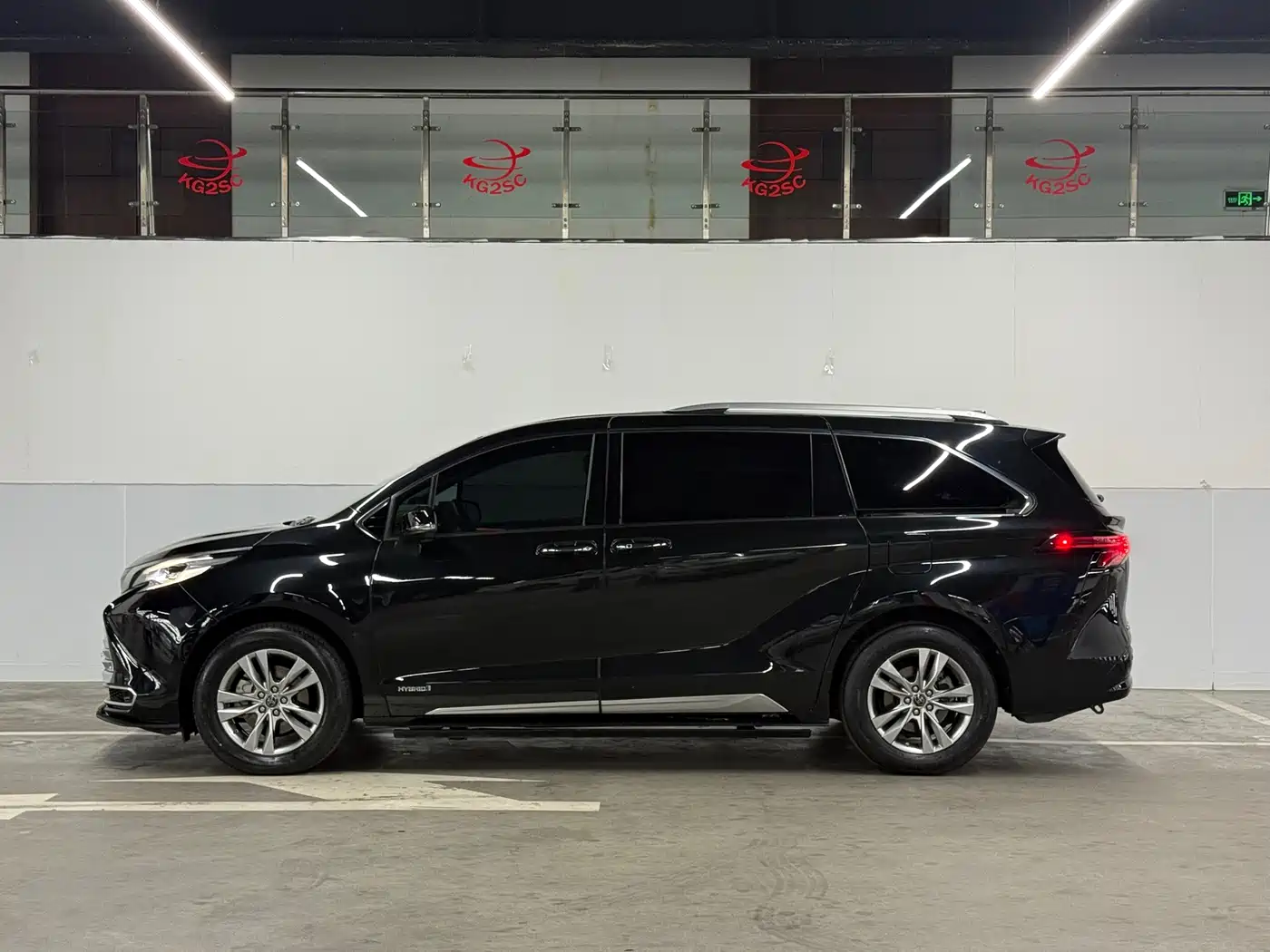 Toyota Sienna 2021 2.5L Hybrid Platinum Edition фото 4
