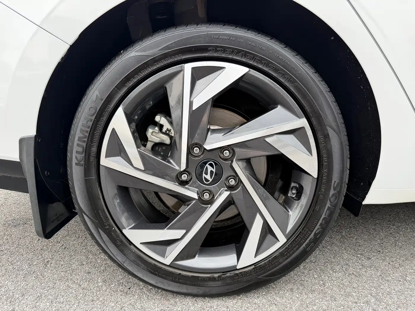 Hyundai Elantra 2023 Model 1.5L CVT LUX Premium Edition фото 27