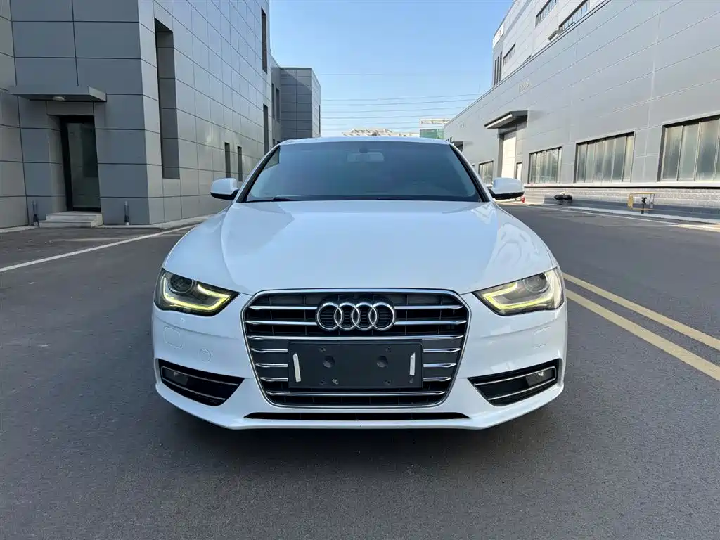 Audi A4L 2013 35 TFSI Automatic Comfort фото 2