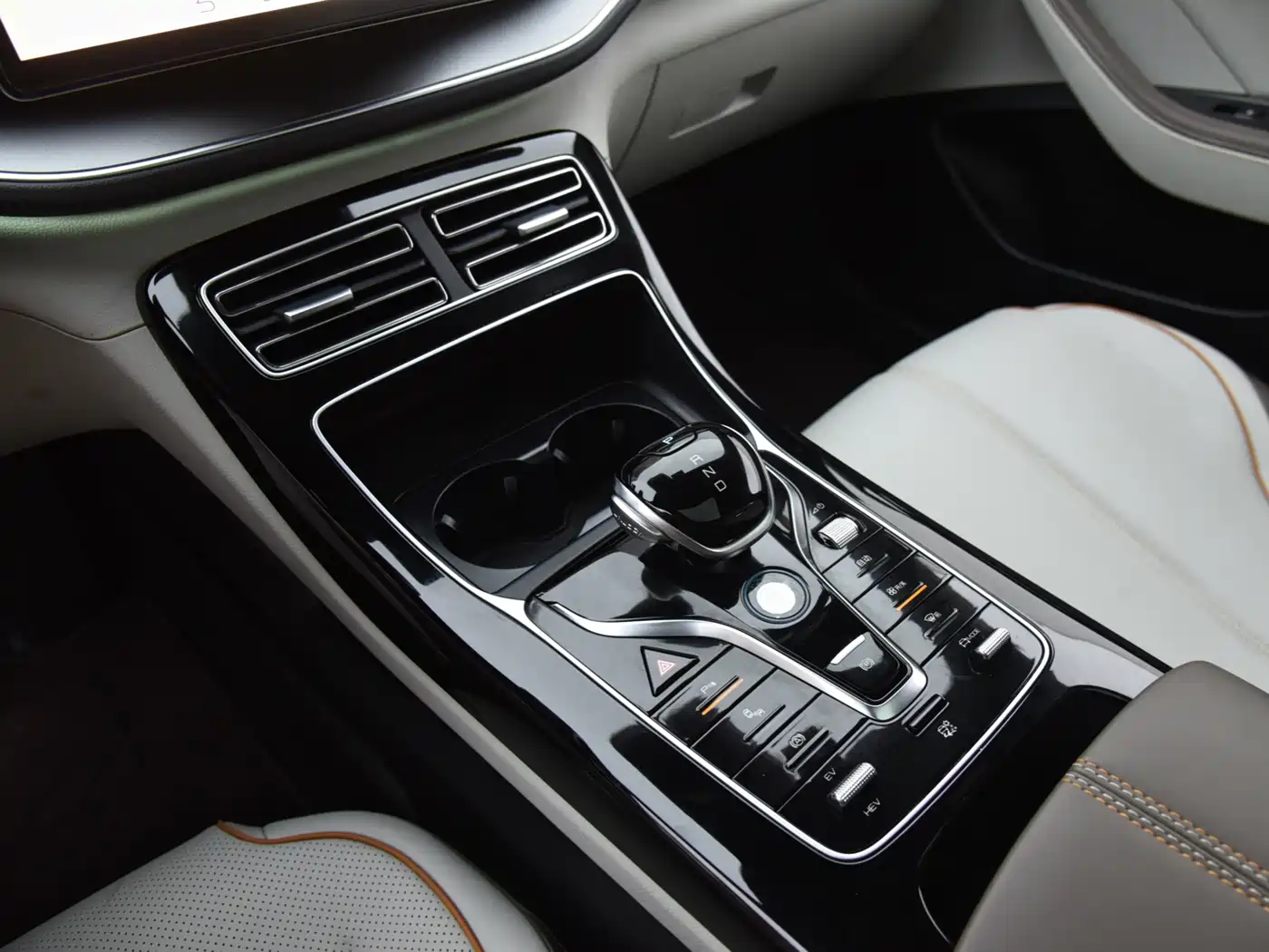 BYD Qin PLUS 2023 Champion Edition DM-i 120KM Excellence фото 10