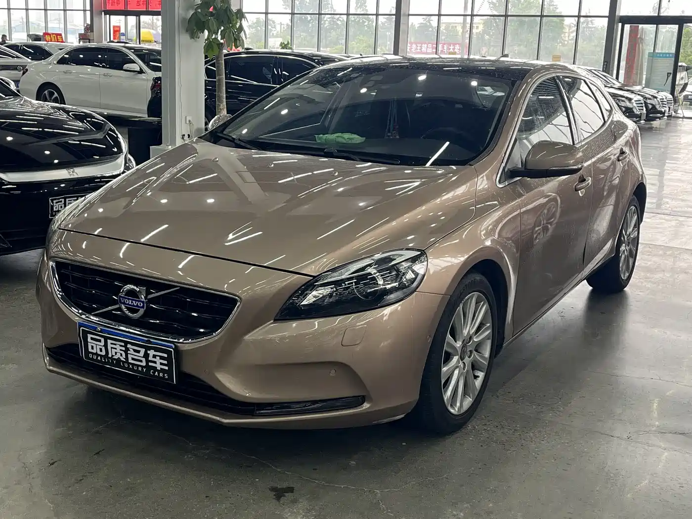 Фото 1 - Volvo V40