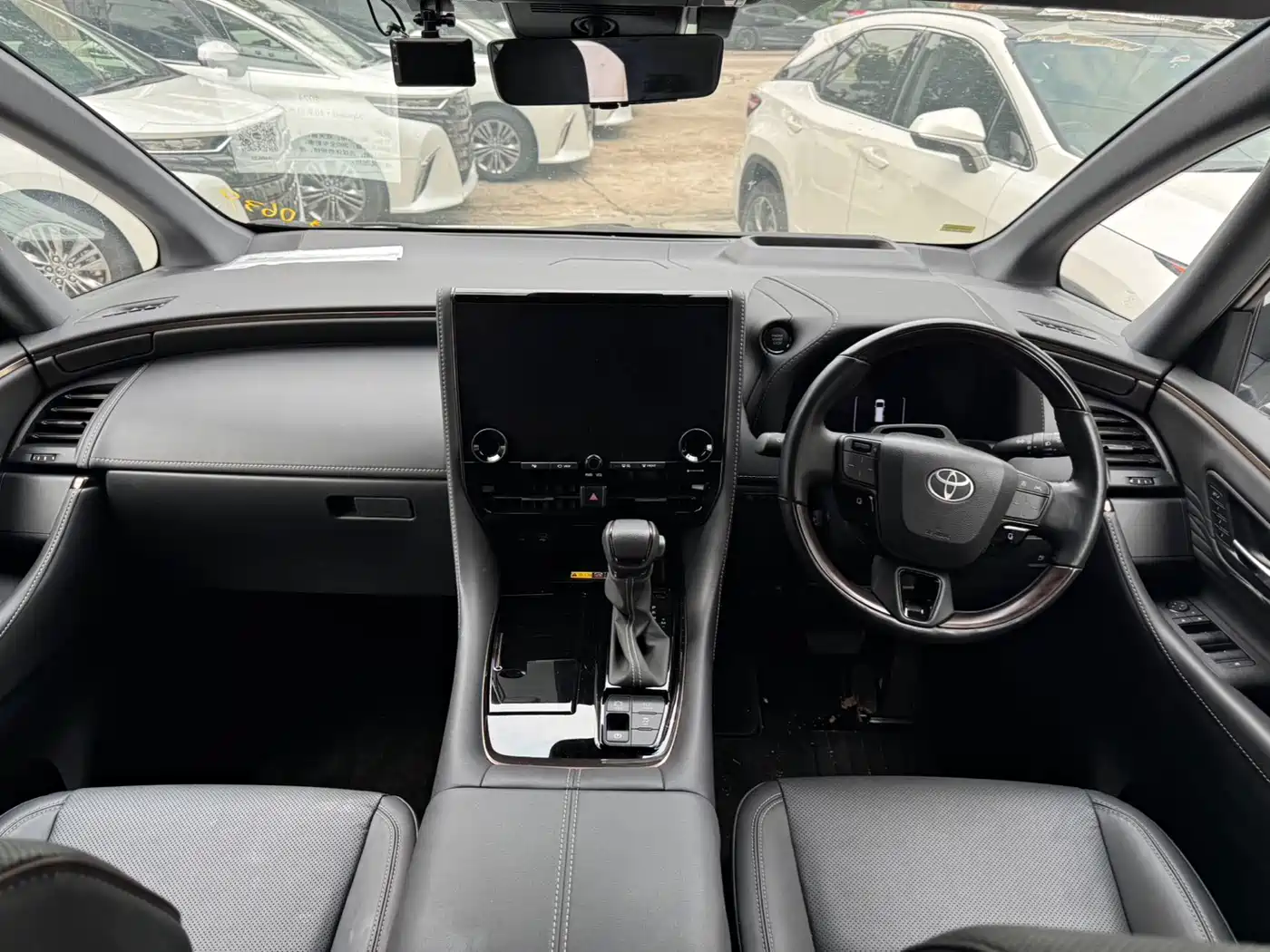 Toyota Alphard фото 11