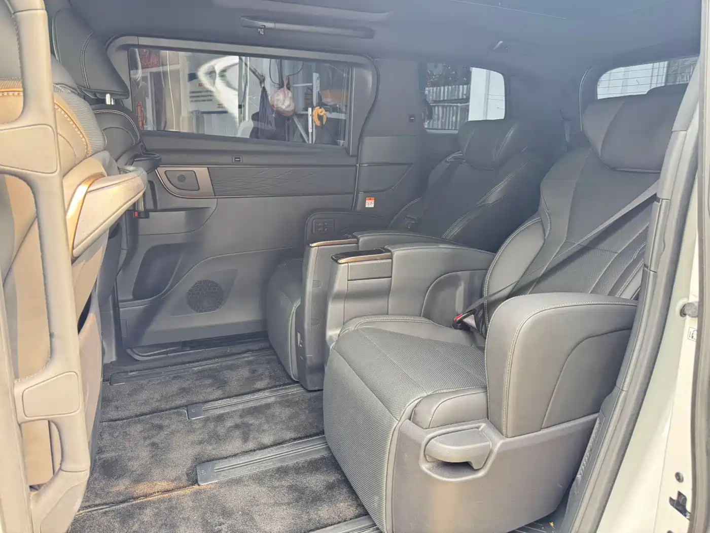 Toyota Alphard фото 6