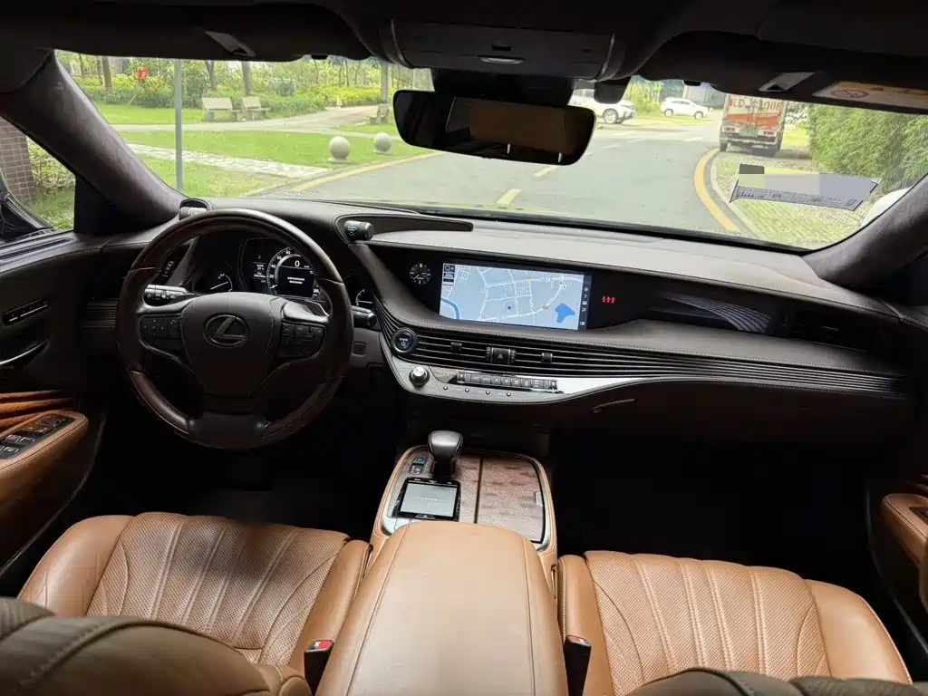 Фото 7 - Lexus LS