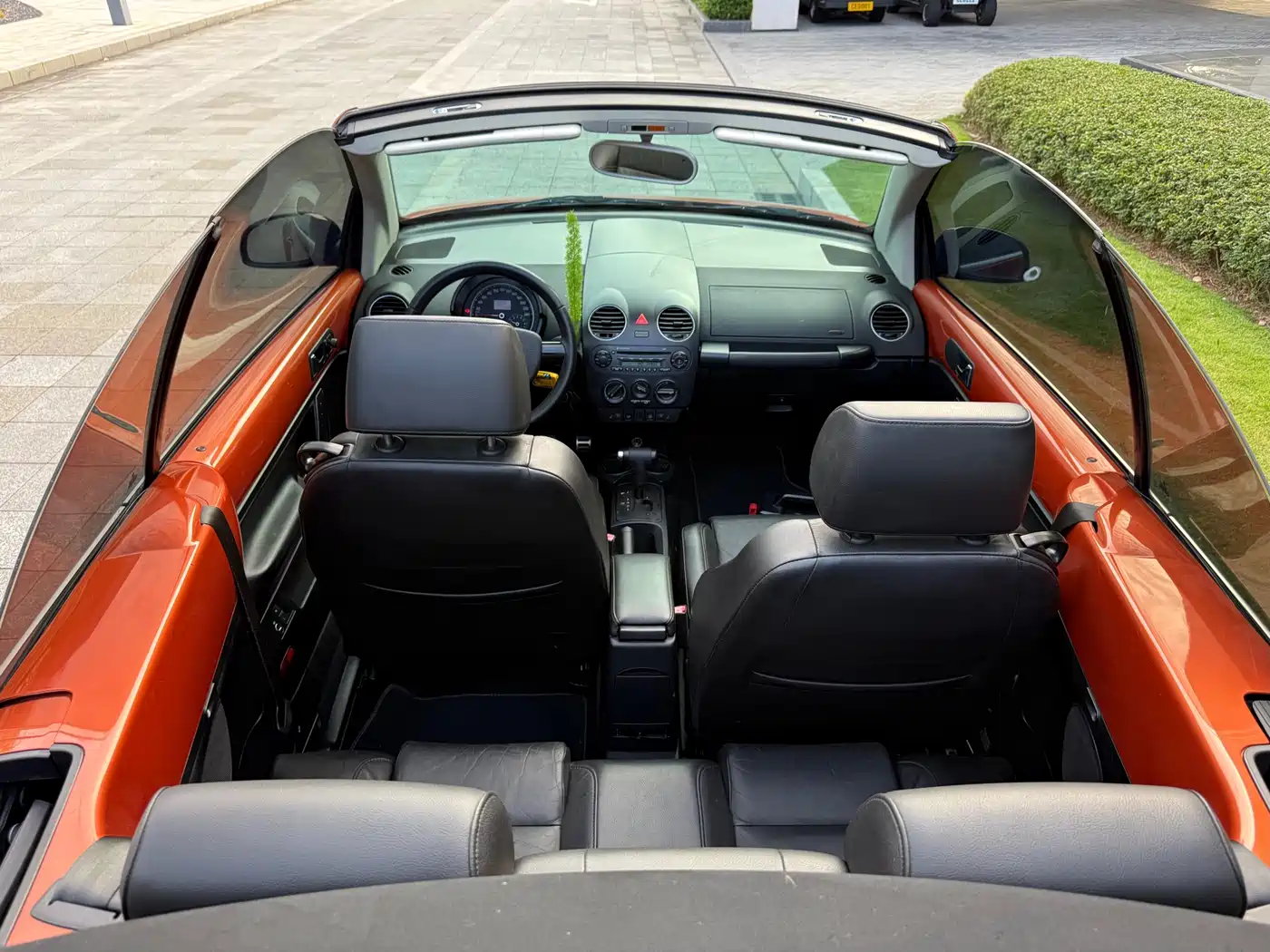 Volkswagen Beetle 2010 Model 2.0 BlackOrange Convertible Luxury Edition фото 11