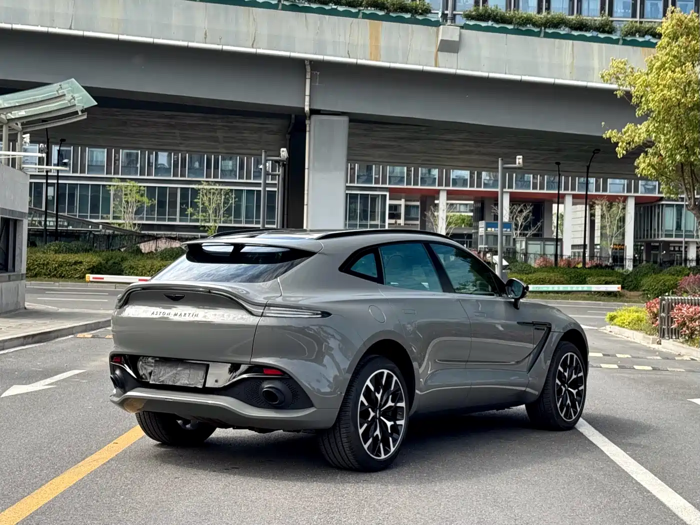 ASTON MARTIN DBX