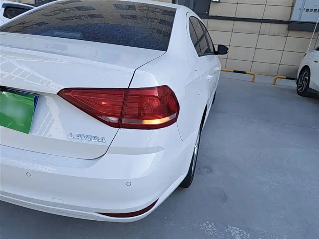 Volkswagen Lavida 2015 1.6L Automatic Trend Edition фото 8