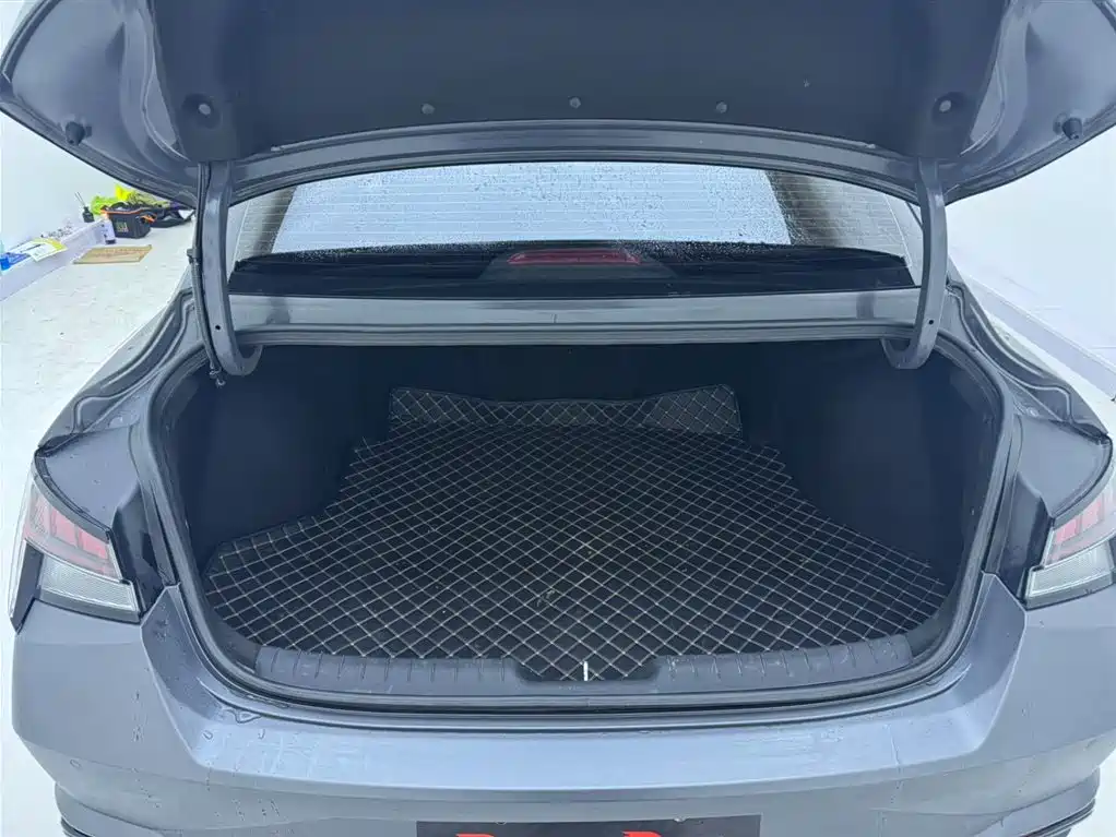 Hyundai Elantra 2021 1.5L CVT LUX Premium Edition фото 11