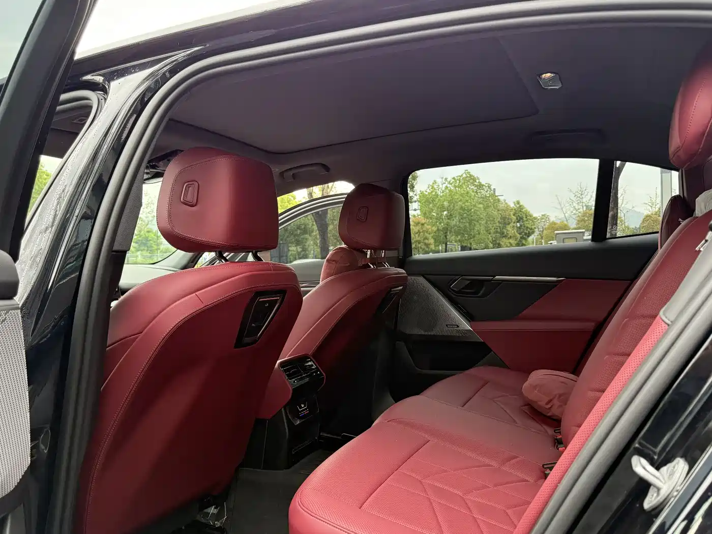 BMW 5 Series 2025 530Li Leading M Sport Package фото 11