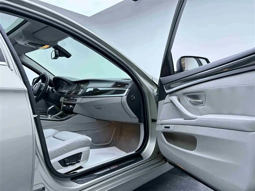 BMW 5 Series 2011 535Li Luxury фото 12