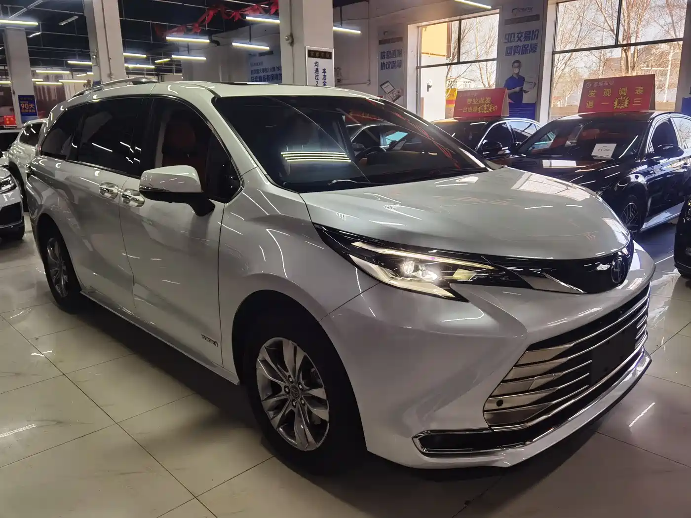 Toyota Sienna 2023 2.5L Hybrid Comfort Edition фото 2