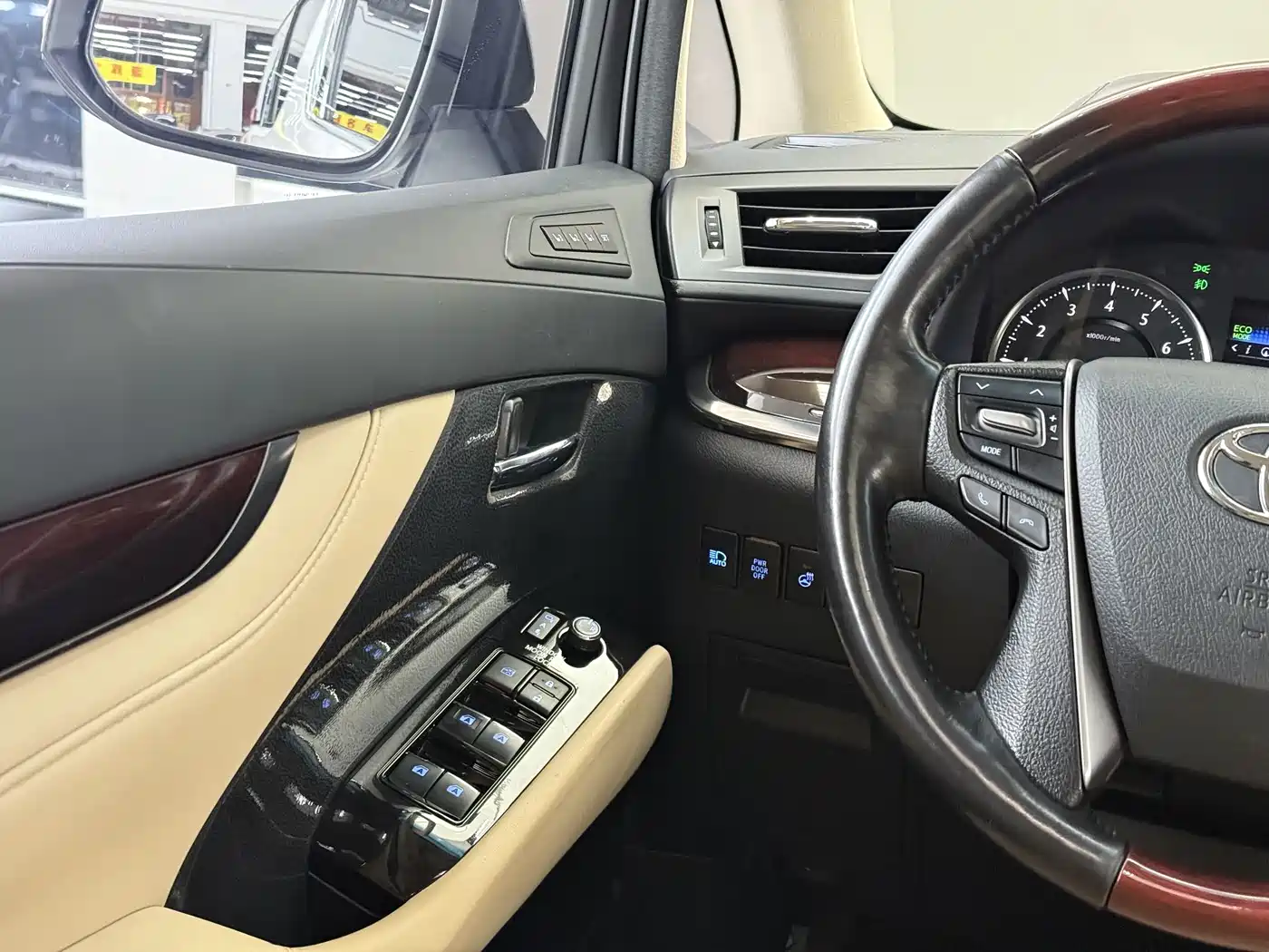 Toyota Alphard 2018 3.5L Luxury фото 16