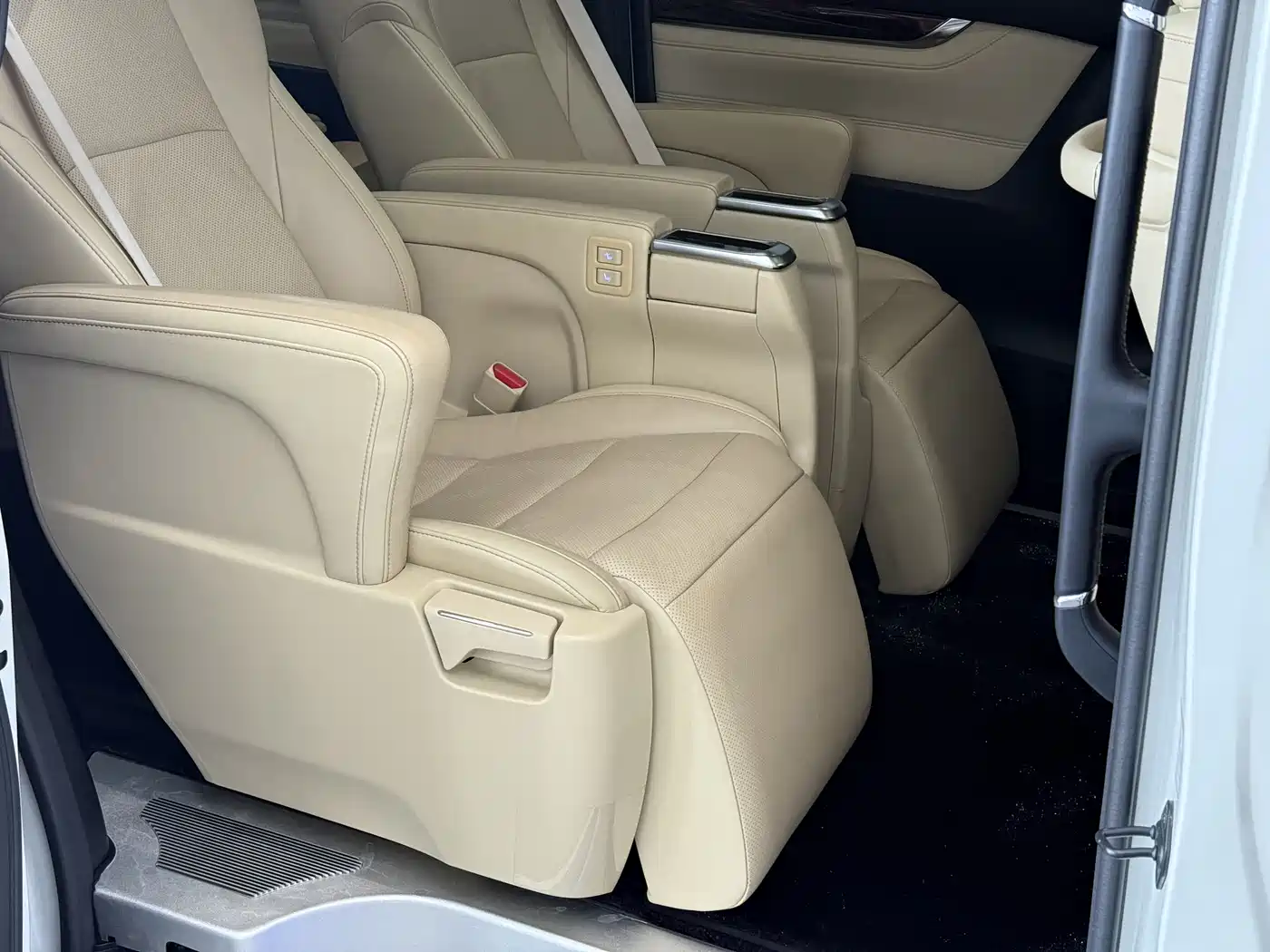 Toyota Alphard 2018 3.5L Luxury фото 13