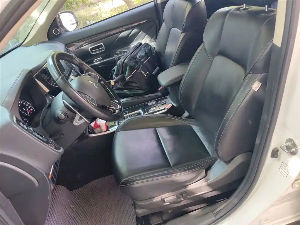 Mitsubishi Outlander 2019 2.4L 4WD Deluxe Edition 5-Seater China VI фото 8