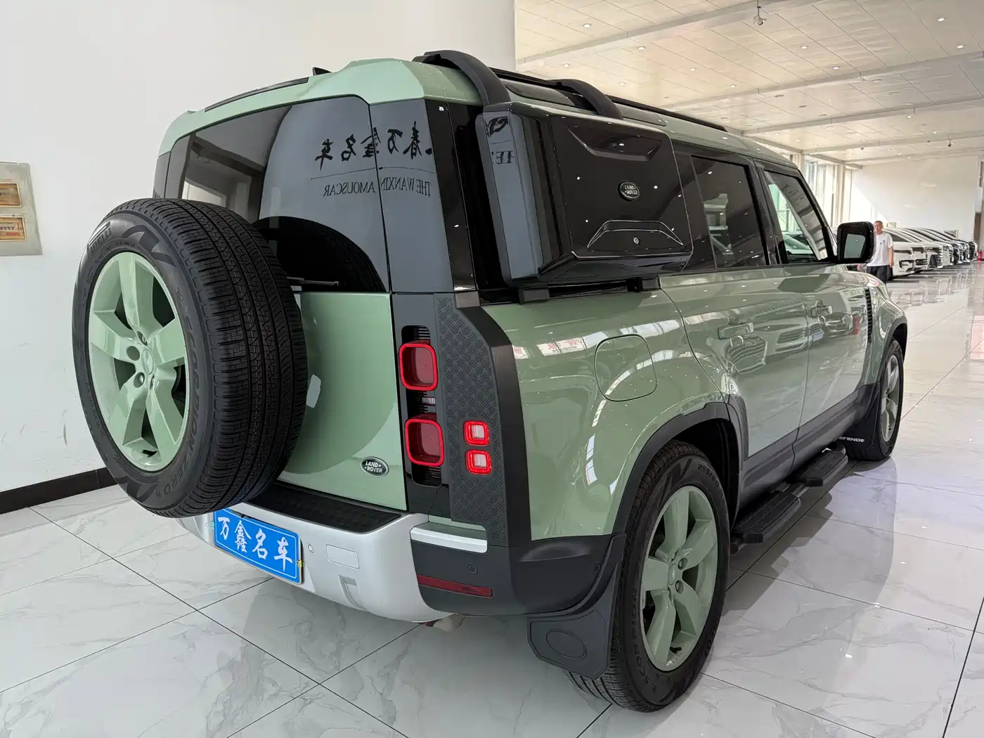 Land Rover Defender 2023 110 3.0T P400 75th Anniversary Legend Edition фото 22