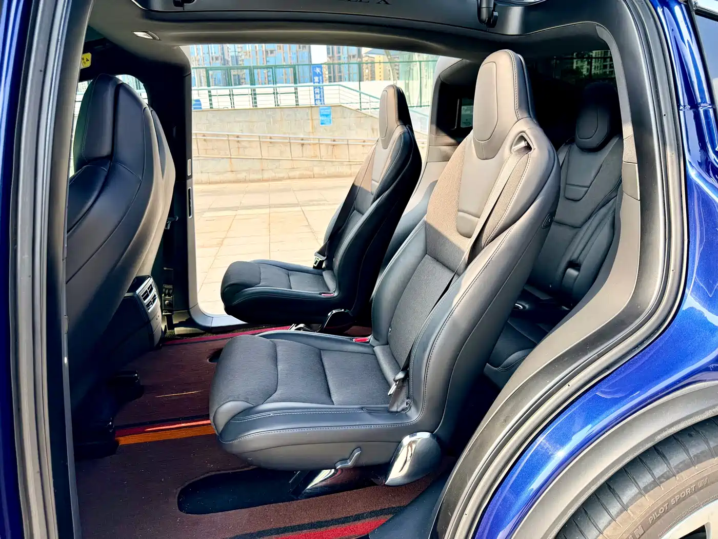 TESLA MODEL X