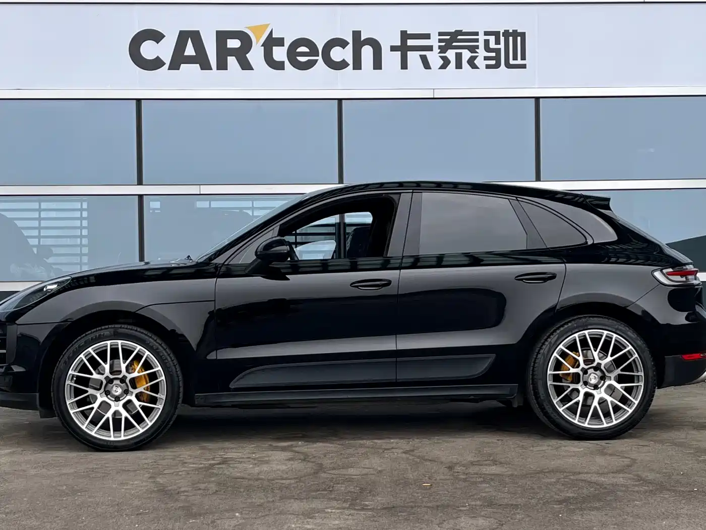 PORSCHE MACAN